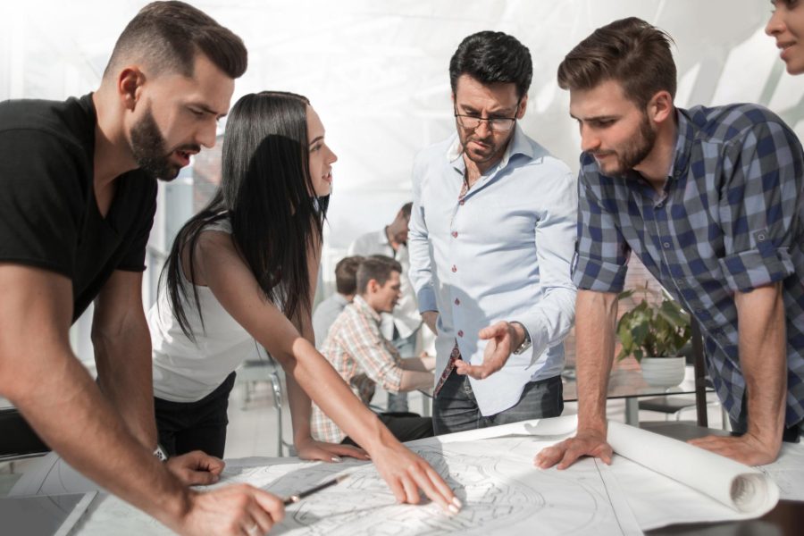 arquitecto-discute-proyecto-equipo-negocios